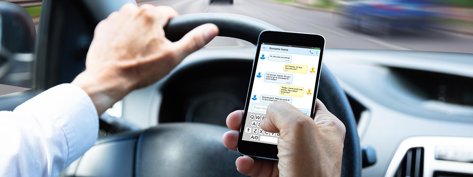 Korzystanie z telefonu podczas jazdy autem – zmiany w przepisach?