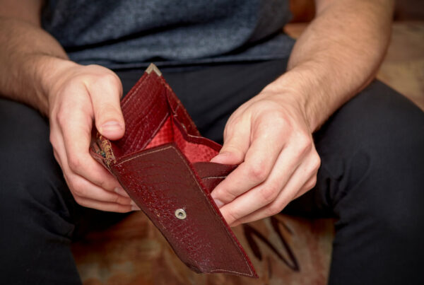 Mężczyzna trzymający w dłoniach otwarty portfel