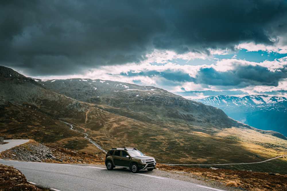 Wynajmowany samochód w górach - Norwegia